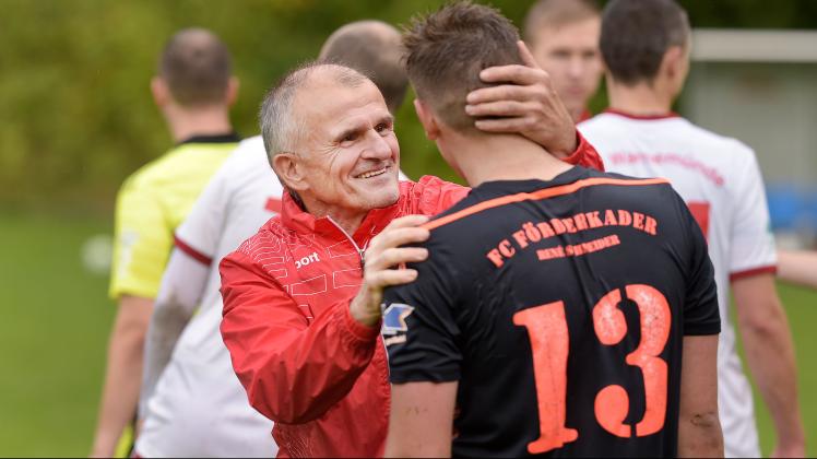 In der Vorbereitung auf die Rückrunde hat der FC Förderkader um Trainer Stephan Malorny (hier mit Jonah Grest) Siege über Dynamo Schwerin und den SV Siedenbollentin gefeiert. 