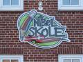 Schild an der Fassade der dänischen Schule in Niebüll.