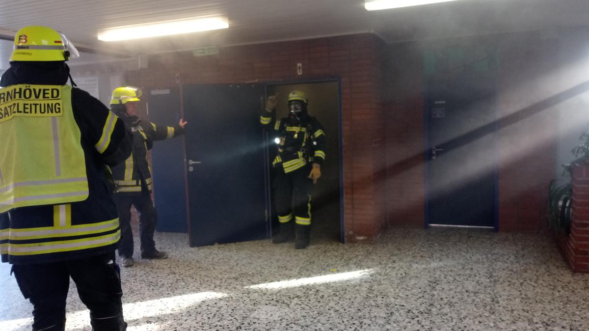 Feuer-in-der-Toilette-200-Sch-ler-evakuiert