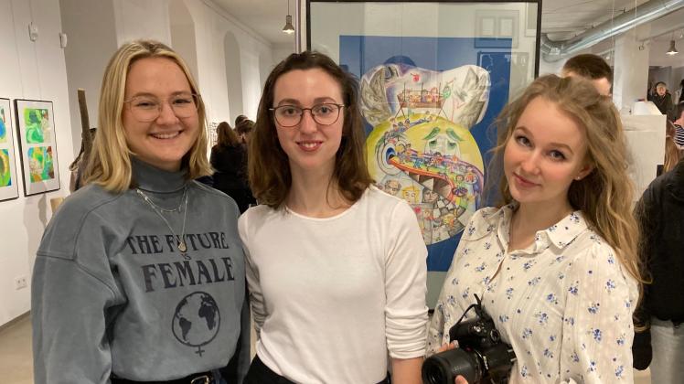 Cindy Podack, Desiree Teatow und Nele Hetzer bei der Ausstellungseröffnung in der Wollhalle in Güstrow.