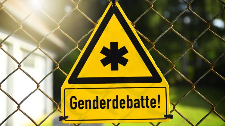 FOTOMONTAGE, Gefahrenschild mit Gendersternchen und Aufschrift Genderdebatte *** PHOTOMONTAGE, danger sign with gender s