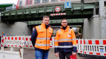 Die Projektleiter Frank Assies (links) und Mathias Jarck vor den Brücken an der U1/U3 in Wandsbek-Gartenstadt.