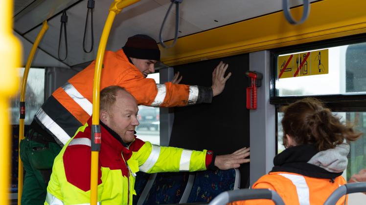 Letzte Isolierungsarbeiten an einem der Wärmebusse, vorgenommen durch Auszubildende des Osnabrücker Servicebetriebs und Konvoi-Organisator Ansgar Frommeyer (Bildmitte).
