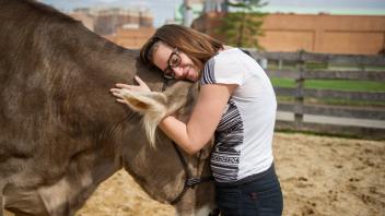 Young woman hugging a cow in College Park, Maryland College Park Maryland USA Copyright: xEdwinxRemsbergx ERE-140491