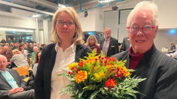 Plöns neue Bürgermeisterin Mira Radünzel bekommt nach ihrer einstimmigen Wahl aus den Händen von Bürgervorsteherin Mechtilde Gräfin von Waldersee einen Blumenstrauß.