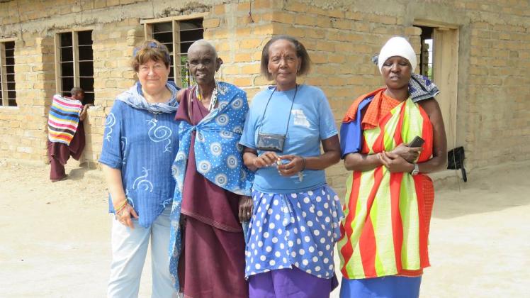 Wenn Gerlinde Haker (l.) nach Tansania reist, besucht sie auch immer die Massai-Frauen.