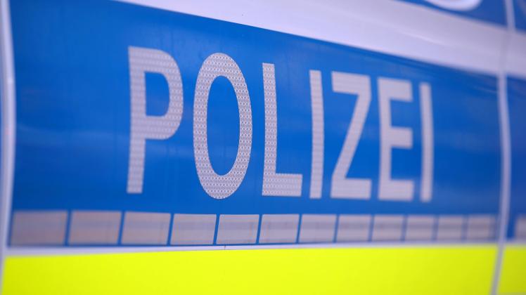 17.12.2022, Köln, Schriftzug Polizei in Nahaufnahme auf einem Einsatzwagen Nordrhein-Westfalen Deutschland *** 17 12 202