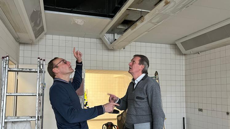 Eine Reinigungsfirma ist gerade dabei, die Belüftungsanlage im Küchenbereich des Wittenberger Theaterkellers zu reinigen. Werkleiter Uwe Neumann und Betreiber Thomas Kern schauen sich den Fortschritt an. Ab Anfang März soll das Restaurant wieder öffnen.