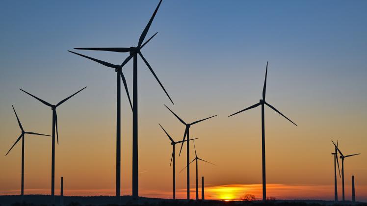 Windenergie im Sonnenaufgang