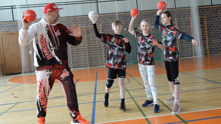 Handball Chrischa Hannawald und junge Hagenower