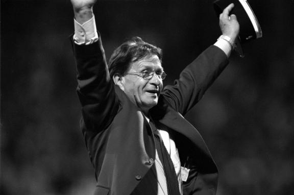 Ex-Nationaltrainer Miroslav Blazevic (8. Februar): Er brachte die kroatische Fußball-Nationalmannschaft bei ihrem WM-Debüt im Jahr 1998 bis aufs Treppchen. Dafür warf er sogar die deutsche Nationalmannschaft aus dem Turnier. Nach seinem Tod im Alter von 87 Jahren bezeichnete die UEFA ihn als „Vater des modernen kroatischen Fußballs“. RECORD DATE NOT STATED Trener Miroslav ÄÜiro Blažević Bildnummer: 00115970 Datum: 04.07.1998 Copyright: imago/Norbert