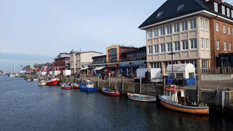 Entlang der Mittelmole sind die Verkaufsstände des Warnemünder Fischmarktes zu finden. 