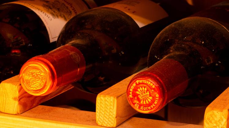 Weinkeller mit Rotweinflaschen (redaktionell) *** Wine cellar with red wine bottles editorial Copyright: xx