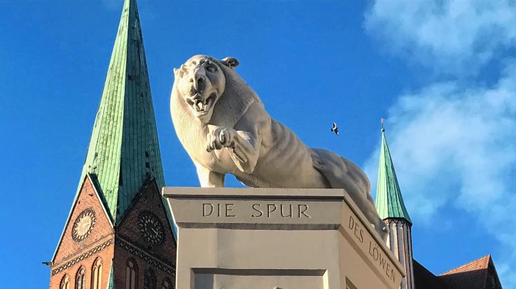 Das Löwendenkmal auf dem Markt ist eine Arbeit des Künstlers Peter Lenk. Es folgt der Spur des Löwen anhand verschiedener Episoden aus dem Leben Heinrichs. Haescher$