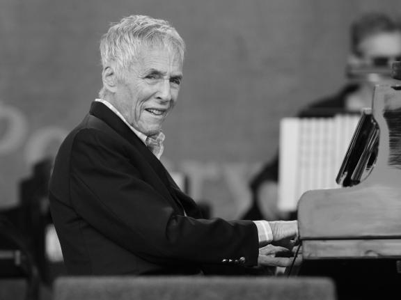 Burt Bacharach (8. Februar): Der Komponist, der auch Arrangeur, Dirigent und Produzent war und manchmal sogar selbst sang, platzierte in seiner Karriere mehr als 70 Titel unter den Top 40 der US-Charts. Zu seinen Evergreens gehören Songs wie „Do You Know the Way to San Jose“, „Walk On By“, „Raindrops Keep Fallin‘ on My Head“ oder „That‘s What Friends Are For“. Der mehrfache Oscar- und Grammy-Preisträger galt als Lieblingskomponist von Beach Boy Brian Wilson. Auch Frank Zappa war von der Eleganz und Leichtigkeit begeistert, die er in den 1960ern in die Charts brachte. Auch die deutsche Ikone Marlene Dietrich begleitete Bacharach mehrere Jahre. Er starb im Alter von 94 Jahren im Kreise seiner Familie. Komponist Burt Bacharach gestorben