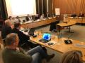 Eher betretene Gesichter herrschten bei Rat und Verwaltung vor, als die Fraktionsvorsitzenden eher spontan zu Laudationen auf den scheidenden Bürgermeister Rainer Lammers (Dritter von links am Podium) ansetzten.