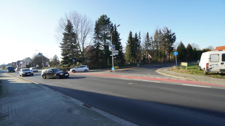 Aus Rastdorf (rechts) kommend gibt es für Rechtsabbieger keine gute Sicht auf Fahrradweg und Straße. 