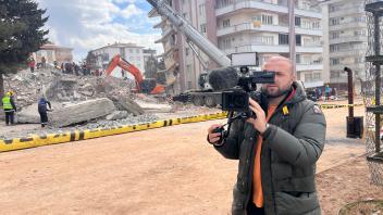 Der Osnabrücker Kameramann Festim Beqiri im Erdbebengebiet in der Türkei 