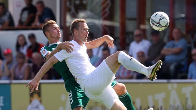 Moritz Goettel (VfV 06 Hildesheim) im Duell mit Morten Ruediger (VfB Luebeck) Fussball, Herren, Saison 2022/2023, RL Nor
