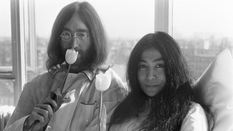 Anefo photo collection. John Lennon and his wife Yoko Ono on honeymoon in Amsterdam held Press conference in bed in Hilt