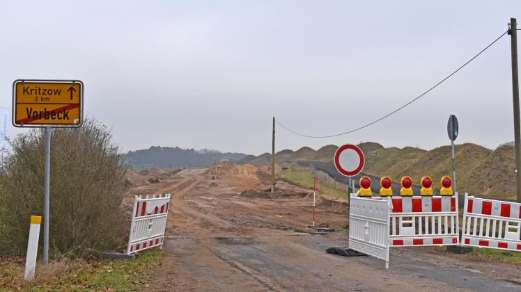 Es gleicht einer Mondlandschaft: Wo einst eine holprige Asphaltpiste war, ist nun nur noch Kies. Aber bald gibt es zwischen Vorbeck und Kritzow wieder einen gute Straße. 