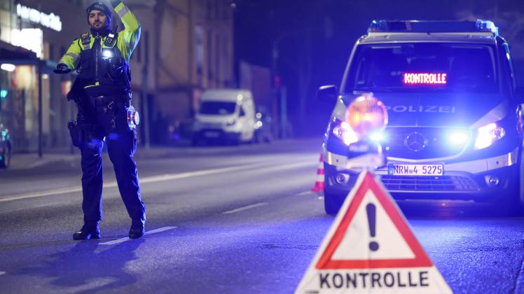 Großangelegte Fahrzeugkontrollen auf der Carnaper Straße in Wuppertal Am Samstagabend führte die Wuppertaler Polizei ein