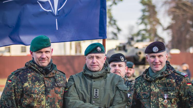 Übergabe des Kommandos: Links Oberstleutnant Lars Neitzel, der neu Kommandier. Rechts, Oberstleutnant Marco Maulbecker, der bisherige Chef. In der Mitte ist der litauische Brigadekommandeur Oberst Aurelijus Motiejanuas zu sehen.