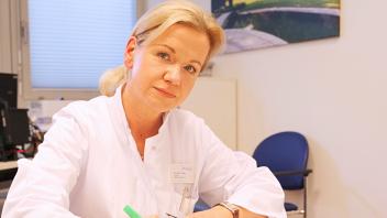 Dr. Corinna Petz, Chefärztin der Klinik für Onkologie, Hämatologie und Blutstammzelltransplantation am Finkenhügel erklärt, wie die Forschung versucht bei bestimmten Medikamenten oder Behandlungen genauer vorherzusagen, bei wem sie wirken und bei wem nicht. 