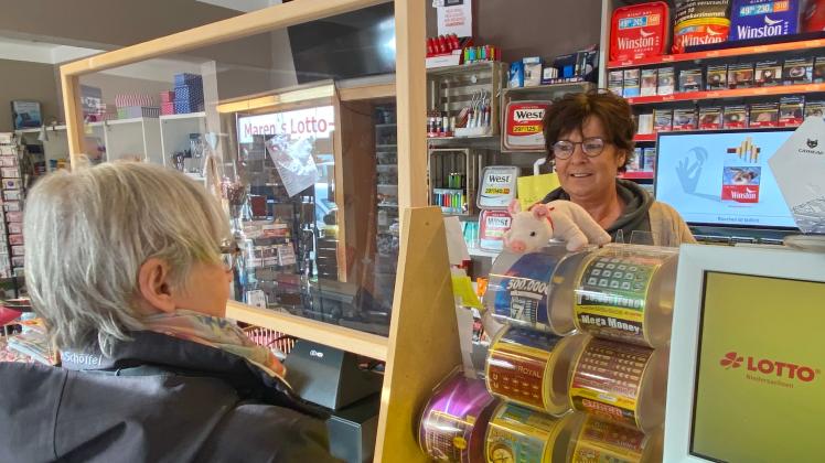 In Bissendorf bekannt wie ein bunter Hund: Maren Goldschmidt betreibt im Ortsteil Wissingen seit 14 Jahren „Maren´s Lotto-Leben“. Den Kontakt zu den Kunden schätzt sie wie am ersten Tag.