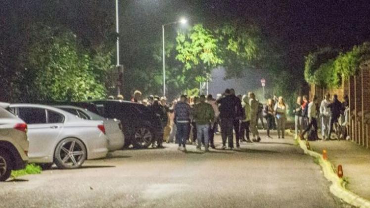 Auf der Lennéstraße am Schlossgarten trafen sich im Sommer 2021 zahlreiche junge Leute zum Feiern. Teure Autos wurden präsentiert, die Stimmung war ausgelassen.