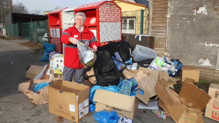 Edeltraud „Susi„ Wohlers, stellvertretende Vorsitzende des DRK Pinneberg, ist sauer über die illegalen Müllablagerungen, die den Verein richtig Geld kosten.