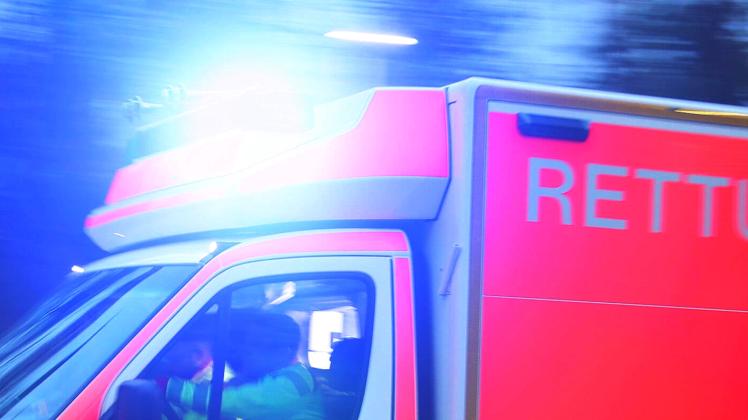 19.11.2022, Düsseldorf, Ein Rettungswagen fährt mit Blaulicht durch eine Straße zum Einsatz NRW Deutschland *** 19 11 20