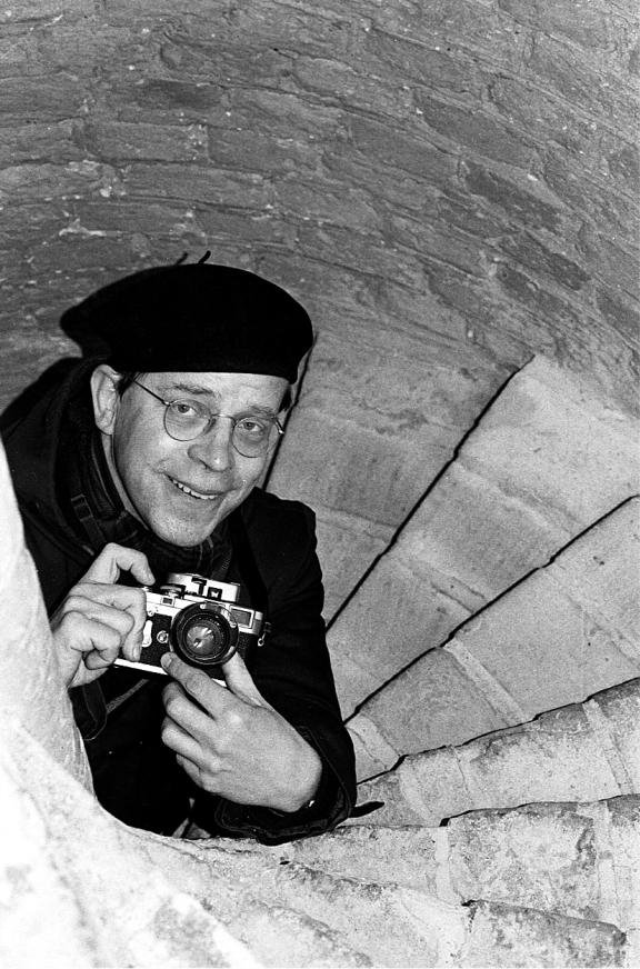Gerhard Weber Anfang 1996 im Rostocker Petriturm.Den Turmneubau dokumentierte Gerhard mit der Leica und verarbeitete seine Aufnahmen zu einem wunderbaren Büchlein.Als Rostock-Kenner, Chronist der Hansestadt, Archivar und Künstler ist Gerhard über Jahrzehnte der NNN treu geblieben.Foto: Georg Scharnweber 1996 auf SW-Film Gerhard Weber Anfang 1996 im Rostocker Petriturm.Den Turmneubau dokumentierte Gerhard mit der Leica und verarbeitete seine Aufnahmen zu einem wunderbaren Büchlein.Als Rostock-Kenner, Chronist der Hansestadt, Archivar und Künstler ist Gerhard über Jahrzehnte der NNN treu geblieben.Foto: Georg Scharnweber 1996 auf SW-Film