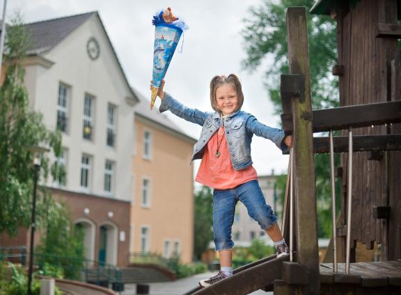 August 2010 - Foto zum Beginn des neuen Schuljahres.Anna (6) ist bald ein Schulkind - vor der offiziellen Einschulung nimmt sie schon mal die Spielmöglichkeiten der Türmchenschule unter die Lupe...Foto: Georg Scharnweber