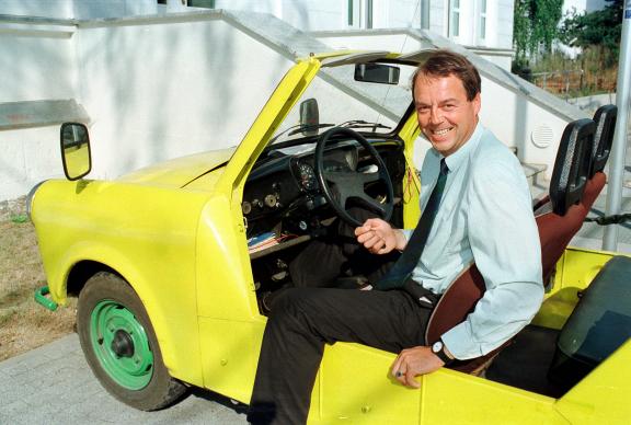 MVs Generalstaatsanwalt Alexander Prechtel machte in den späten 1990er Jahren immer wieder Schlagzeilen - hier posierte er 1997 auf Fotografen-Wunsch in seinem quietschgelben Trabant-Kübel. Foto: Georg Scharnweber MVs Generalstaatsanwalt Alexander Prechtel machte in den späten 1990er Jahren immer wieder Schlagzeilen - hier posierte er 1997 auf Fotografen-Wunsch in seinem quietschgelben Trabant-Kübel. Foto: Georg Scharnweber