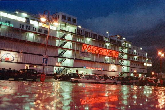 Das Portcenter am Kabutzenhof war der NNN viele Berichte wert, es gab nicht nur Geschäfte auf dem schwimmenden Konsumpalast, sondern regelmäßig auch Kunstausstellungen an Bord.Dieses Bild ist Ende der 90er Jahre auf Film mit einer kleinen Minox-Kamera entstanden.Foto: Georg Scharnweber