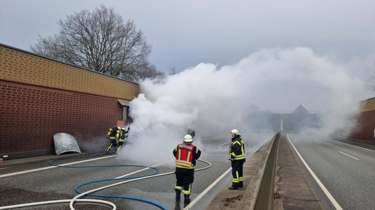 Feuer A33 Dissen Auto gerät in Brand 10. Februar 2023 Autobahntunnel 