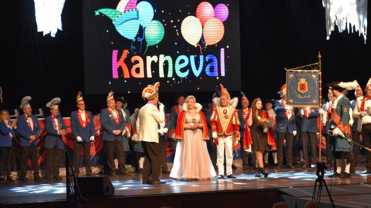 Die Karnevalsgesellschaft versammelte sich zu Beginn der Gala auf der Bühne. 