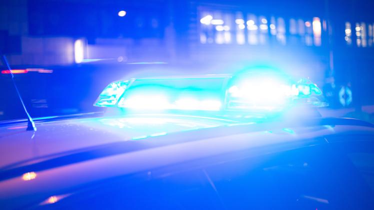 Polizeieinsatz ( Symbolbild ) Polizeiwagen mit Blaulicht im Einsatz in Augsburg. -- Police car with bluelight in operati