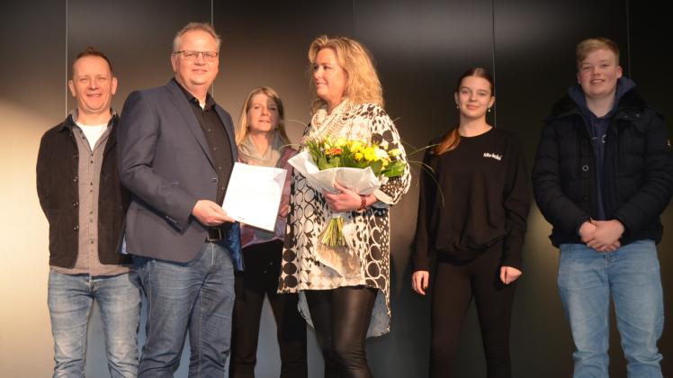 Tanja Helwich (mit Blumen) ist neue Didaktische Leiterin an der IGS. Es gratulierten Edzard Dirks, Thomas Behning, Beate Steuernagel, Luisa Ude und Fridtjof Karssies (von links).