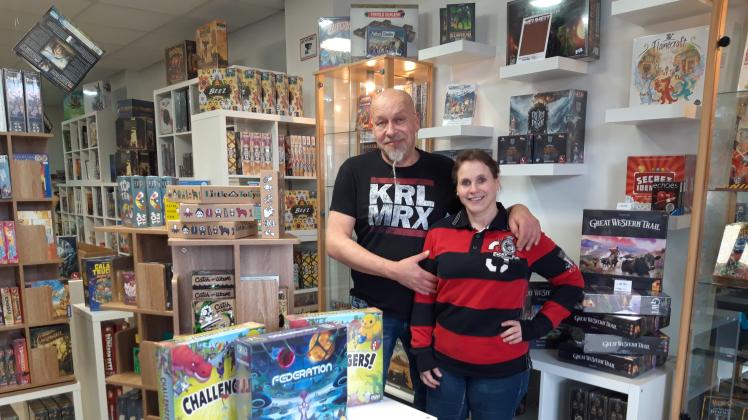 Inhaber Thomas Schiller betreibt den Onlineshop und das Ladenlokal der Brettspiel-Pioniere und wird dabei von seiner Partnerin Inge Königstein unterstützt.  