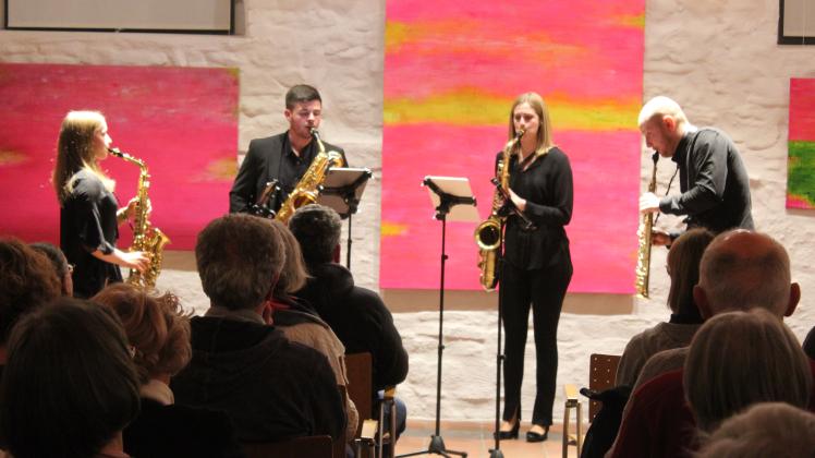 Das Multiphonic Saxophonquartett mit Olivia Nosseck (Altsaxofon, von links), Luca Winkmann (Baritonsaxofon), Katrin Ticheloven (Tenorsaxofon) und Lkcas Stappenbeck (Sopransaxofon) ehrte mit seinem Konzert im Tuchmachermuseum auch den verstorbenen Saxofonisten und Klarinettisten Laszlo Dömötör. 