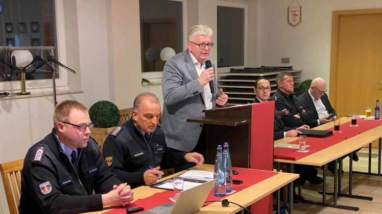 Bürgermeister Klaus Rehkämper dankte den Kameraden der Freiwilligen Feuerwehr auf der jahreshauptversammlung 2023.