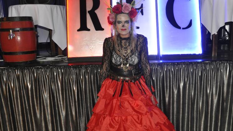 Sabrina Runge liebt es sich zu verkleiden. Mit diesem dia de los Muertos Kostüm gewinnt sie beim Reetzer Faschings Club am Sonnabend den Kostümwettbewerb.