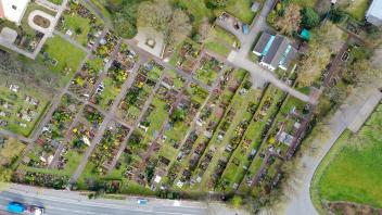 Auf der Luftaufnahme, die Kirche ist links zu sehen, sind auf dem rechten östlichen Teil des Evangelischen Friedhofs bei der Aussegnungshalle die Rasenlücken zwischen den Gräbern gut zu erkennen. Dort werden keine neuen Grabstellen mehr vergeben.