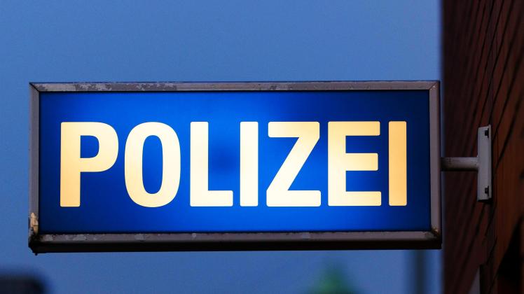 Ein Schild POLIZEI an einer Polizeiwache in Frechen. Die Polizei warnt diesen Winter wieder verstärkt vor Schockanrufen
