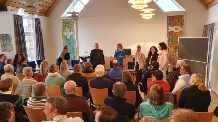 Vollbesetzt war der Saal im Gemeindehaus der St. Mariengemeinde in Achmer am Sonntag nach dem Gottesdienst bei der Versammlung mit Superintendent Joachim Cierpka und Pastorin Annika Hilker.