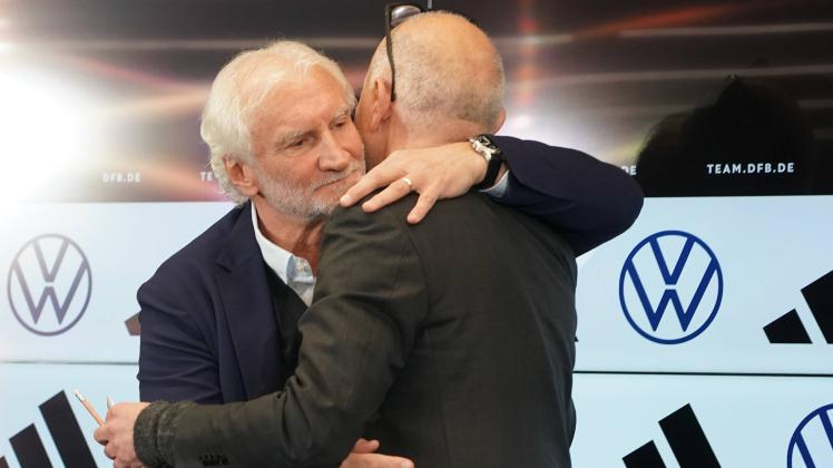 DFB-Präsident Bernd Neuendorf umarmtRudi Völler. Völler ist neuer Sportdirektor der A-Nationalmannschaft der Männer - Fr