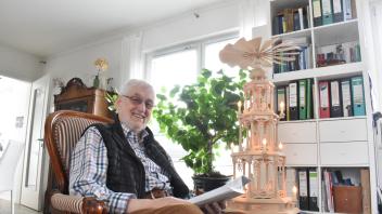 Von einem Preisgeld eines NNN-Gewinnspiels, kaufte sich der langjährige Leser Arvid Schnauer eine Pyramide aus dem Erzgebirge.