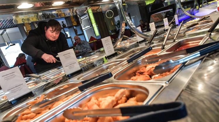 Im asiatischen Restaurant Fang in Rhauderfehn wird ein Buffet angeboten. Wer sich dort aber zu viel auf den Teller tut und Vieles davon liegen lässt, der muss mit einer Art Bußgeld rechnen.
